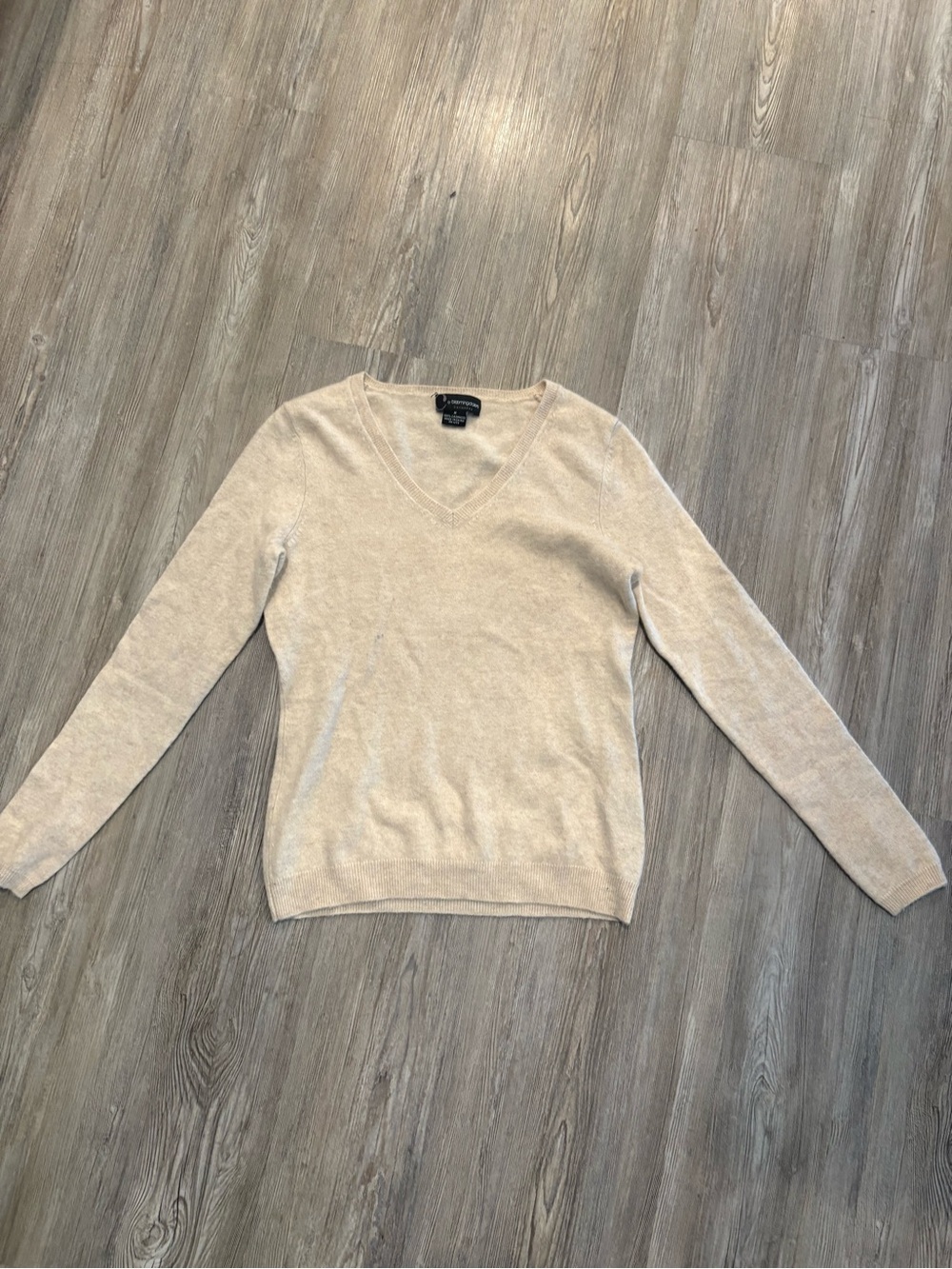 C by Bloomingdale’s Barely Beige V-Neck Women's Sweater Classic Cashmere Medium